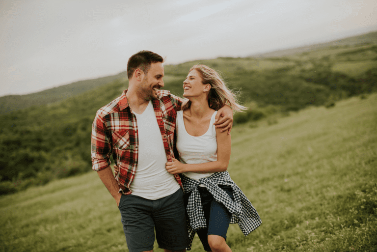 Mann und Frau lächelnd in der Natur